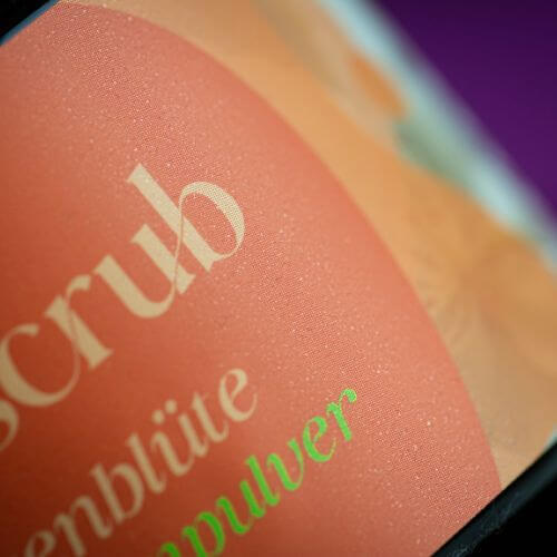 Detail-cosmetic-label-orange